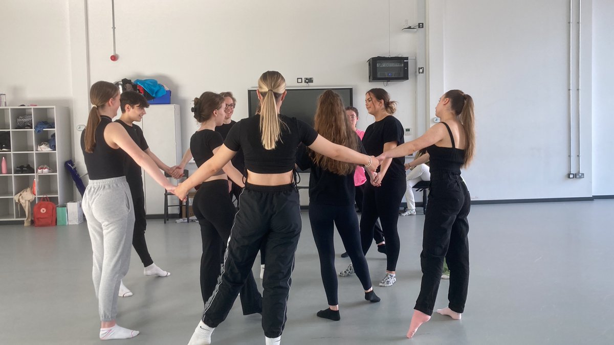 ExeterCollMPA's tweet photo. Exciting times for the cast in the Rogers and Hammerstein section and the Kander and Ebb section in rehearsals.Purchase tickets for The Musical of Musicals the Musical via Northcott website
#themusicalofmusicals #rogersandhammerstein #kanderandebb #exetercollege #northcotttheatre https://t.co/DRYBe2TjP3