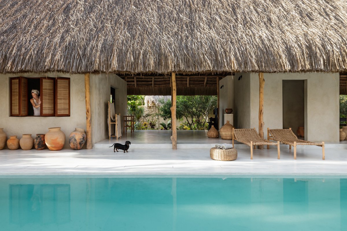 CNTravelerSpain's tweet photo. Antes de su inauguración, Sussurro (#Mozambique) ya tenía seguidores en Instagram, gente creativa e interesada en el diseño y la sostenibilidad con ganas de viajar de forma más consciente. El hotel cuenta con seis bungalows 🧡 #HotList2022 https://t.co/oyLoTcsoU9 https://t.co/Y4rEOTKupe