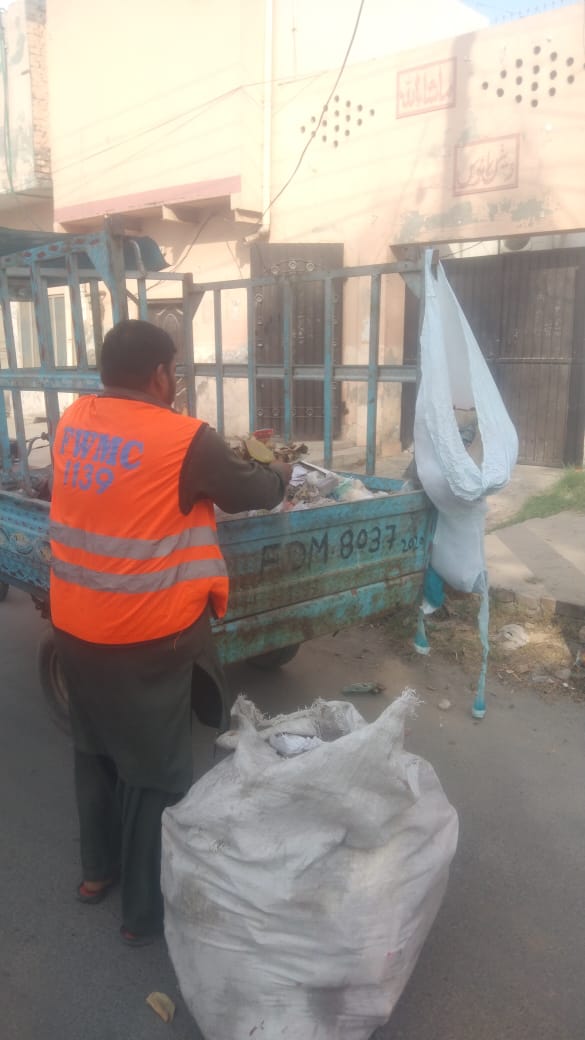 fwmc1139's tweet photo. Door to Door waste collection:
#cleaningservice #teamoperations 
#doorstepservices #fwmc
@DrNaeemRauf @lgcddpunjab @bilaljoiya @GovtofPunjabPK https://t.co/V1il6AROiq