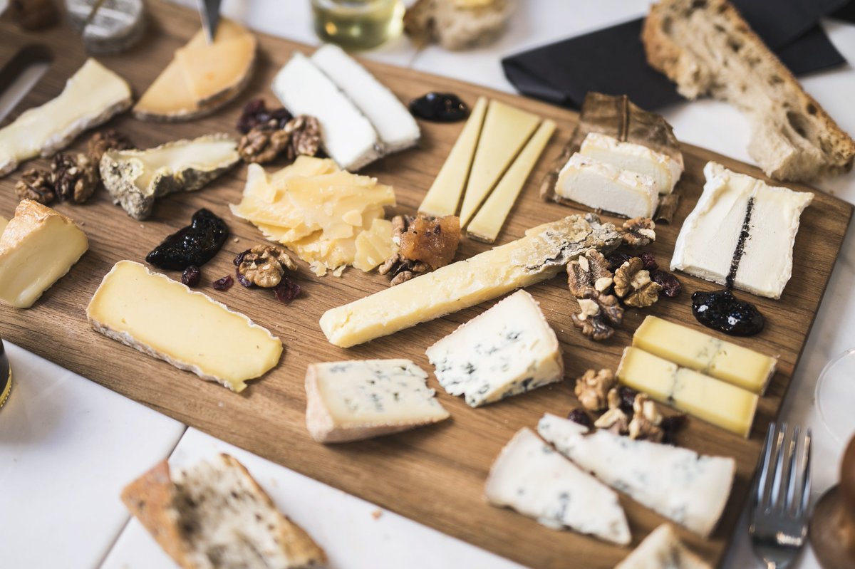 LMPositif's tweet image. 🇫🇷 Deux start-ups françaises ont conçu Cheezam, le Shazam des fromages afin d’identifier, grâce sa propre intelligence artificielle, toutes les variétés de fromages à partir d’une photo ! 🧀 💛