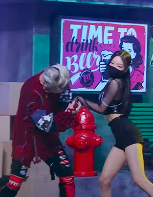 ikonenthu's tweet photo. I'm sorry but this is so funny bcs the dancer can't really hug him bcs you know😭

BUT YOU DEBUT STAGE
#iKONOnMCountdown #BUTYOU_iKON
@YG_iKONIC #iKON #BUTYOU https://t.co/Q9na7tKUHm