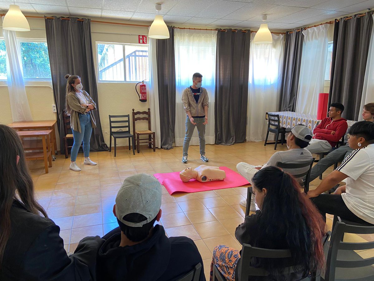 CS_SerraNord's tweet photo. Trabajando habilidades de #RCP básica y #primerosauxilios con estudiantes de FP del #IESGuillemColomCasasnovas de #Sóller #Enfermeriacomunitaria #AtencionPrimaria #Educaciónparalasalud @ANDRES__Nurse @AinaCasasnovas  @apmallorca https://t.co/lRXCpa5uc3