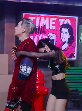 ikonenthu's tweet photo. I'm sorry but this is so funny bcs the dancer can't really hug him bcs you know😭

BUT YOU DEBUT STAGE
#iKONOnMCountdown #BUTYOU_iKON
@YG_iKONIC #iKON #BUTYOU https://t.co/Q9na7tKUHm