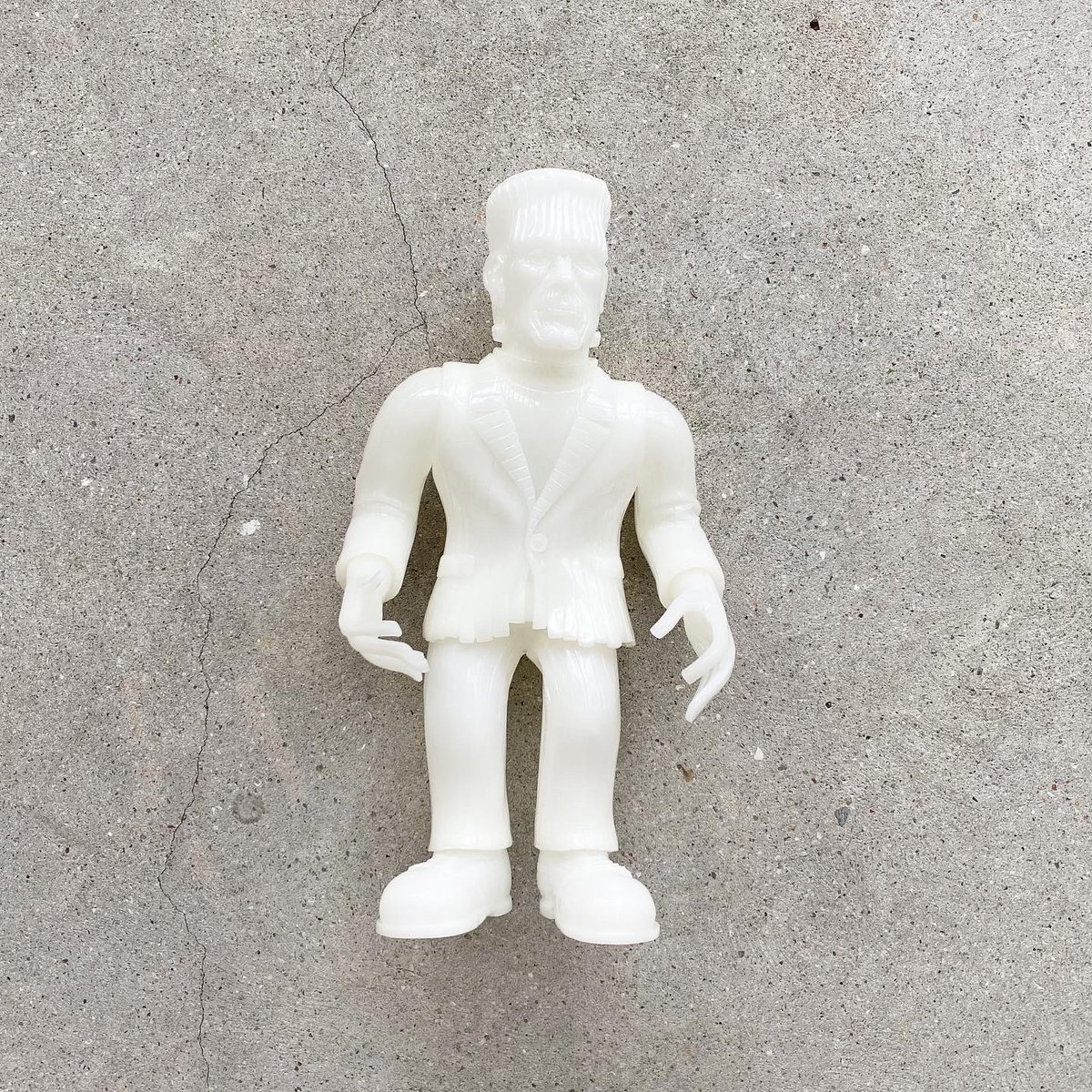 片桐仁さんのソフビ「ウドンケンシュタイン」のTOYTOYTOY別注カラーを