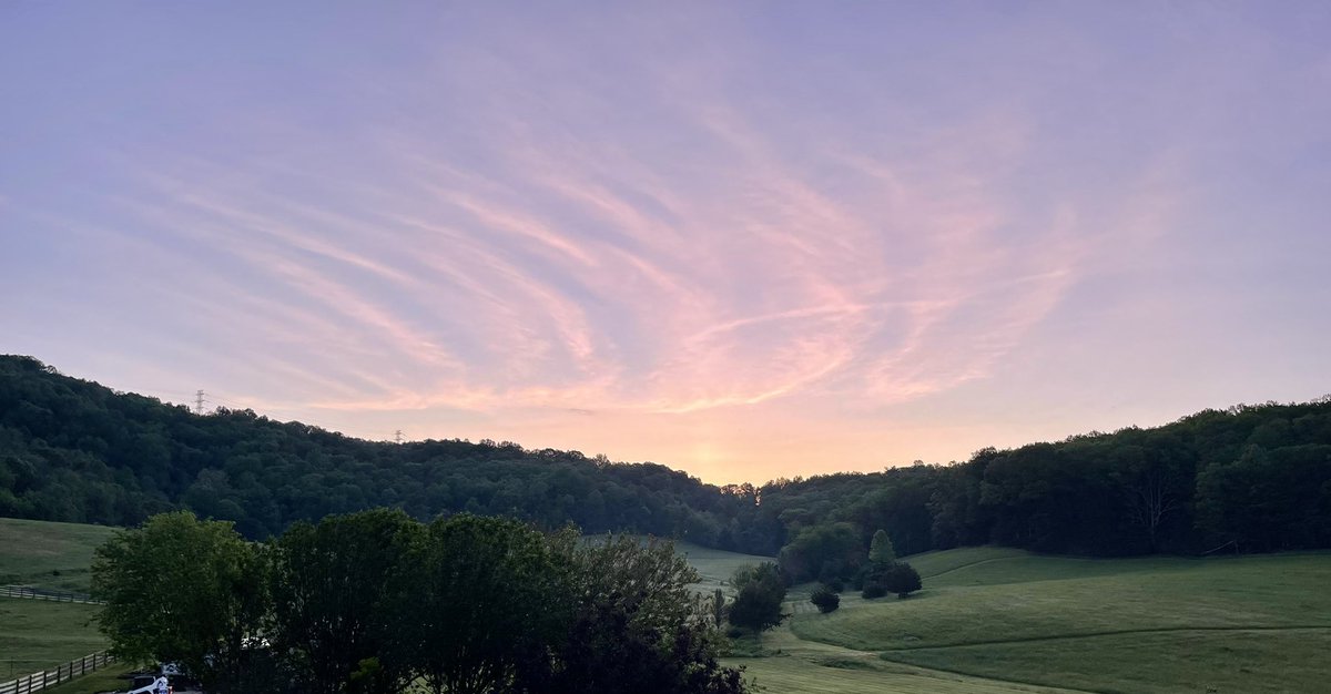 Crozetwx's tweet photo. #Crozet first pic sunset last night/ presunrise this AM.Perfecy soring day today 70’s mainly sunny before big changes for Fri- thru wkndHaven’t seen a cloudy, rainy wknd for awhile - waves of rain through the area most PM Fr/ FR night &amp;Sunday will be the dryer day of wknd https://t.co/Mx40TKB75v