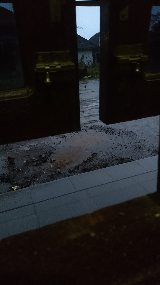 FuadFu_'s tweet photo. Hujan akan reda pada malam hari.
Dan kau menjadi pelangi pada saat itu. https://t.co/0y0eiMG1yh
