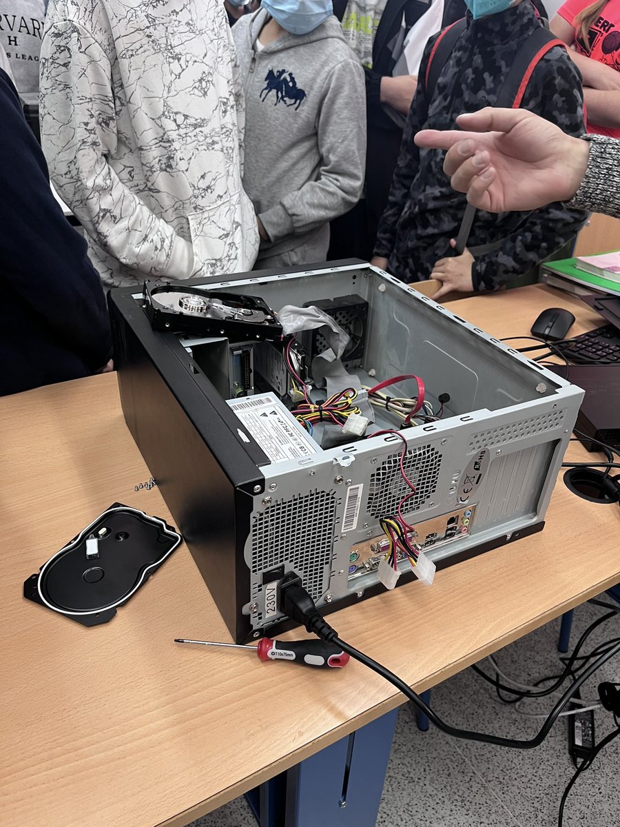 Los compañeros de fp básica de informática y comunicaciones, nos enseñan a montar un disco duro #tránsito #IESUlyssea