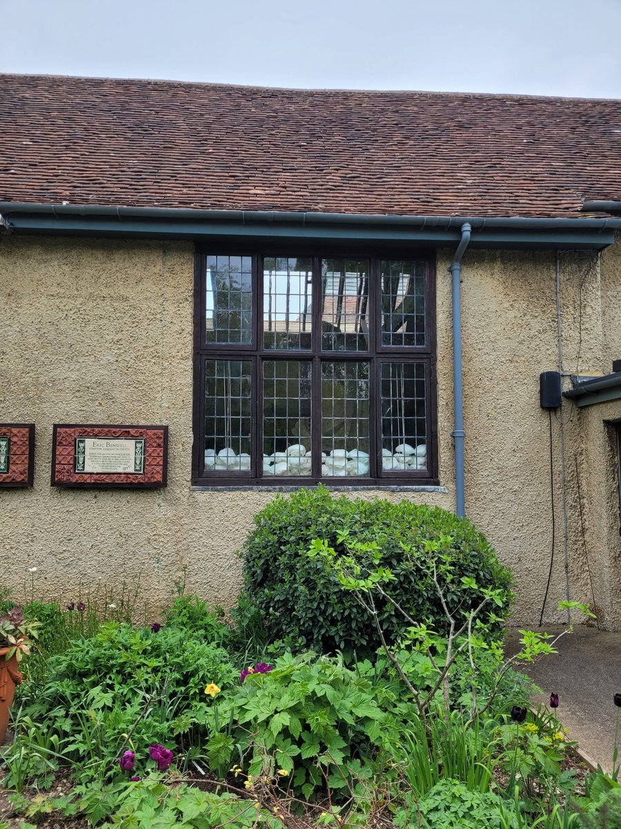 flomaco's tweet photo. @watts_curators @WattsGallery @s_clapperton @abbie_latham Day 4: 70 objects packed. Tissue puffs everywhere #collectionscare #objectpacking #sculpture https://t.co/ry8DQYOBto