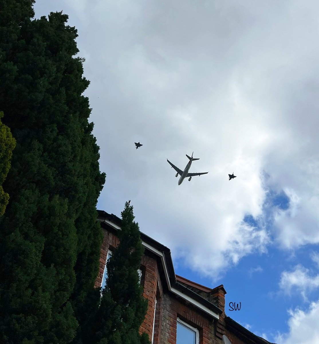 _93sal's tweet photo. Heard something very loud approaching, looked up and saw these. How cool! #hackney #london #royalairforce #british #typhoon #raf @RoyalAirForce https://t.co/h7uxnXi3xa