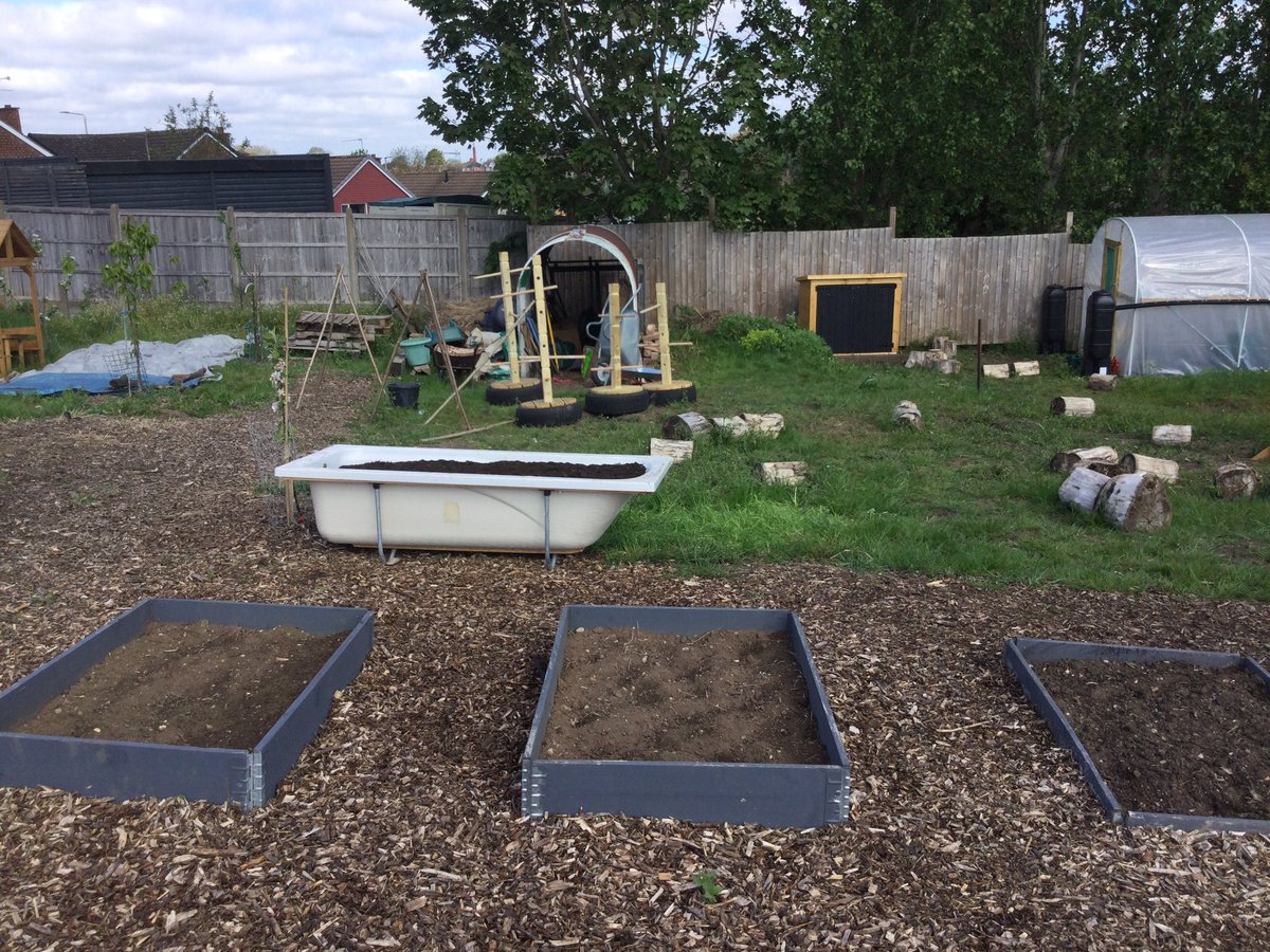 MayflowerPSch's tweet photo. A wonderful Parents Group session up at the allotment this morning!
Weβve got the carrot bath ready for planting, having drilled holes in the bottom and put a layer of stones in for drainage.
@SAfoodforlife
#PlantAndShare
#Community
#ForkToFork https://t.co/jTmdLmGeXt