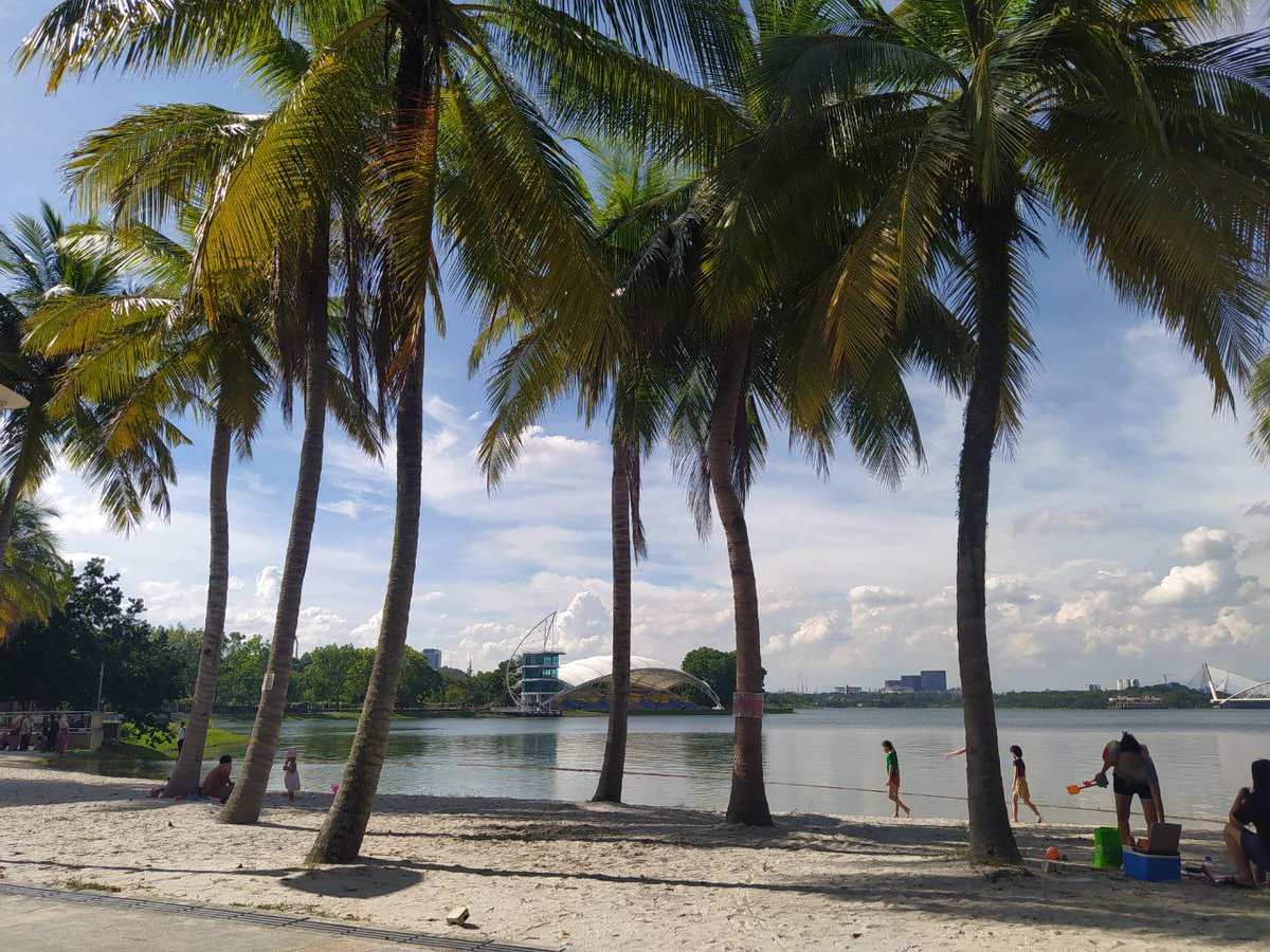 TourismMalaysia's tweet image. A quick getaway while in the city. 

📍Pantai Buatan Putrajaya, Presint 6, Putrajaya 
Activities: Jogging, cycling, picnic and swimming pool for the public. 

#quickescape #malaysiatrulyasia #cuticutimalaysia #rayamacamcara