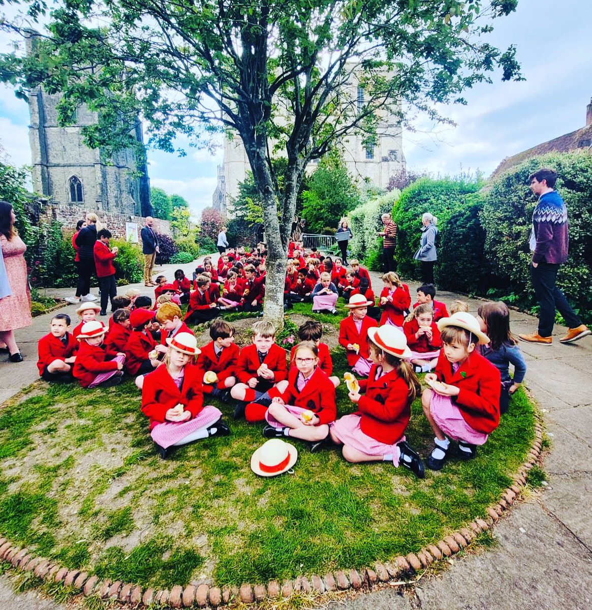 Cake in the Memorial Garden after this morning’s Eucharist to celebrate Founder’s Day. We have laid flowers on Bishop Edward Storey’s tomb in <a href="/ChiCathedral/">Chichester Cathedral</a>. #chichester #westsussex #cake #foundersday <a href="/iapsuk/">IAPS</a> <a href="/psbacc/">Learning Skills Trust</a> <a href="/CSAChoir/">CSA Choir Schools</a> <a href="/PrebendalHead/">Alison Napier</a>