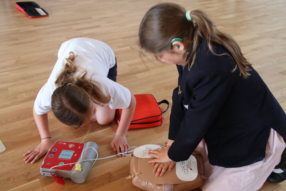 Year 6 are learning some important first aid skills today <a href="/FABuddies/">First Aid Buddies</a> #lifeskills #FirstAid #AlwaysAlleyns