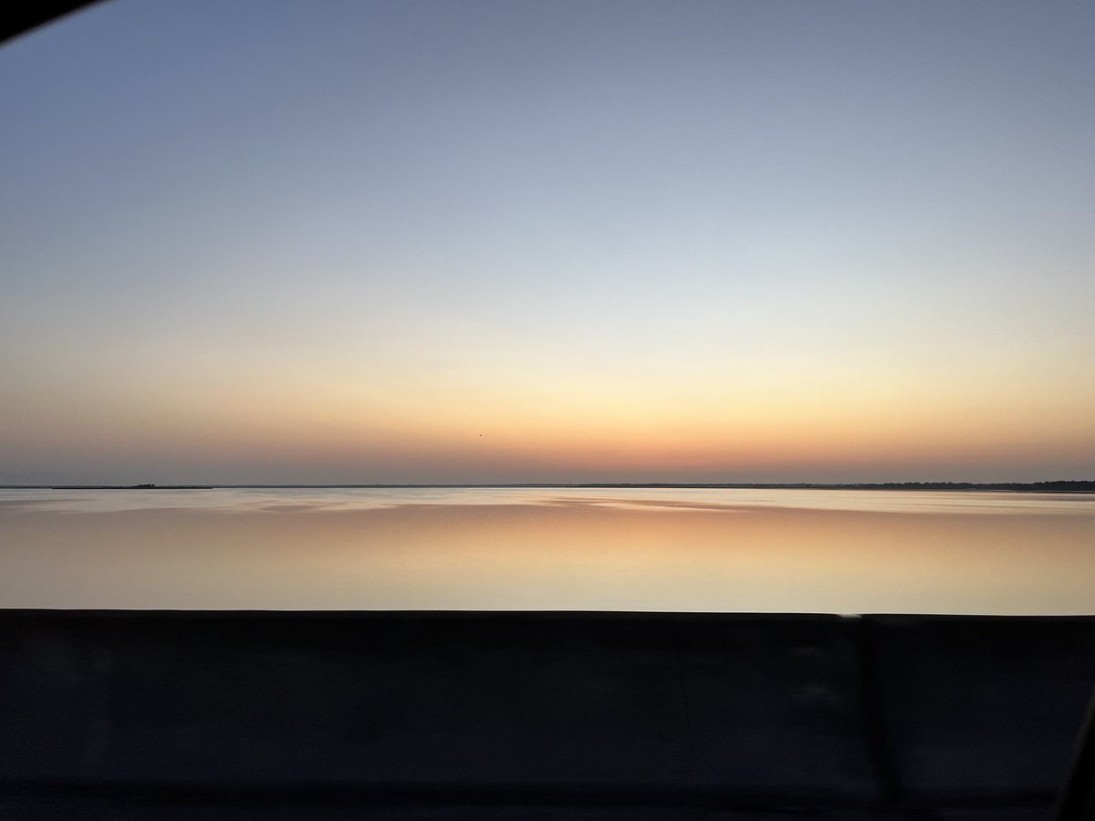 daveotter's tweet photo. ⁦@BrianWFTV⁩ ⁦@ALorenzoTV⁩ check out this first light over Lake Jesup from the 417. No sign of gators on the roadway. https://t.co/BJPZG8uf4G