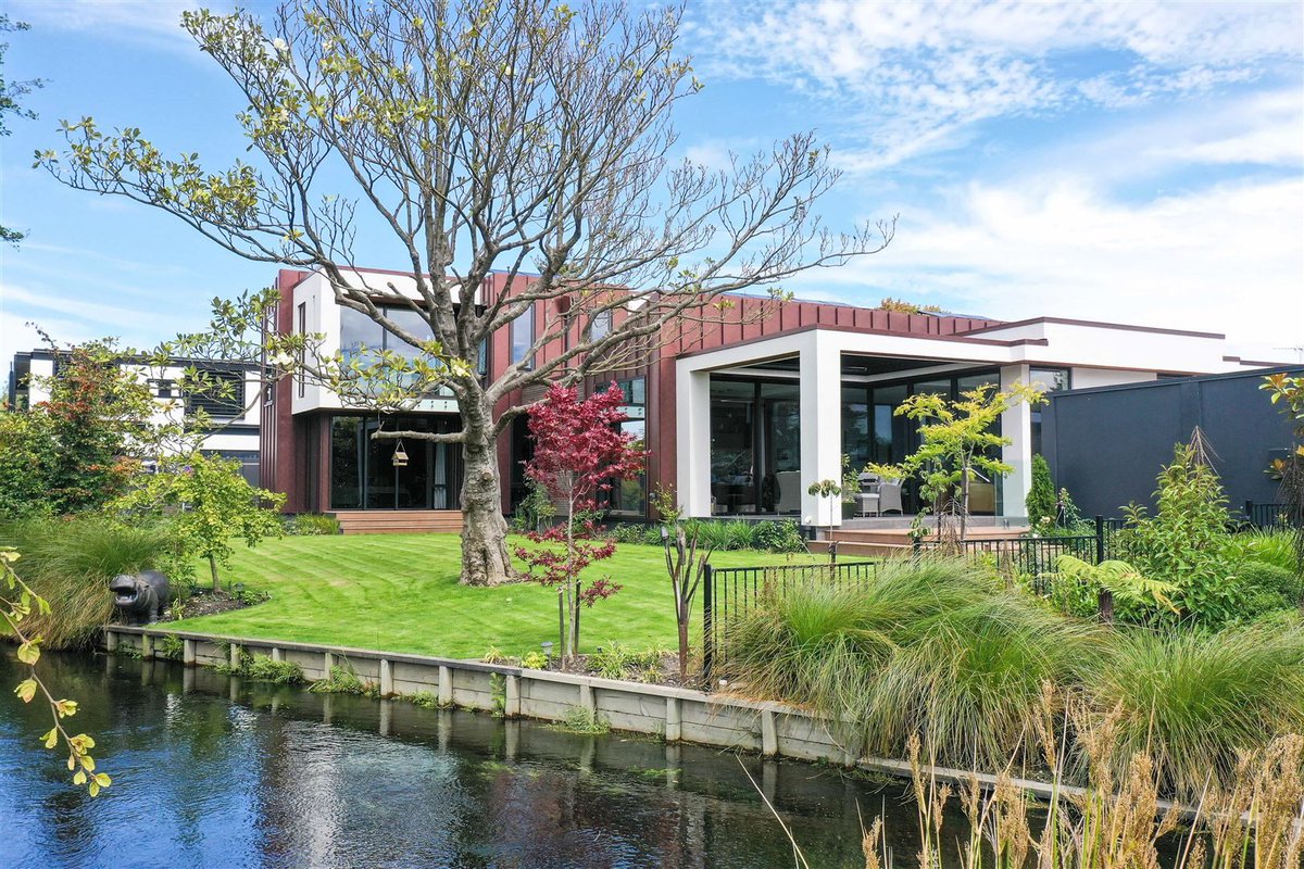 madpropsnz's tweet photo. Where to start with this one? The terrarium? The great glass elevator?

The GLASS FLOOR so you can see the front hall from the basement man-cave??

As Kenny Everett (or was it Benny Hill) said: I've heard of looking up old friends, but this is ridiculous. 
https://t.co/vQDLMICdcf https://t.co/G8ZfLBw2Hl
