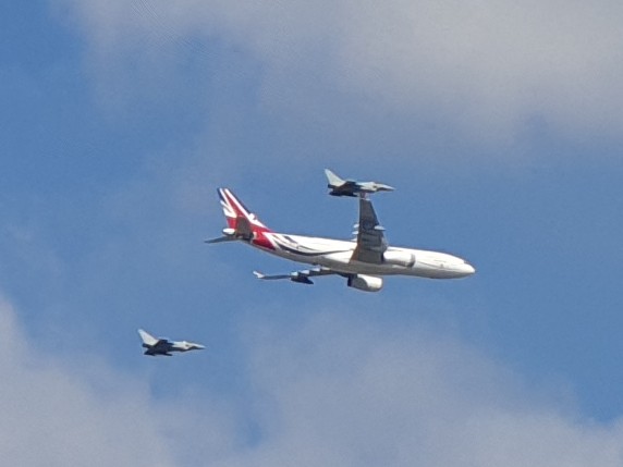 GeraldM64883070's tweet image. Spotted the RAF flypast this morning over Wandsworth. In honour of the Japanese Prime Minister, Fumio Kishida. RAF VIP Voyager A330 "Vespina" flanked by Typhoon jets #flyover #RoyalAirForce #typhoonjets #photooftheday