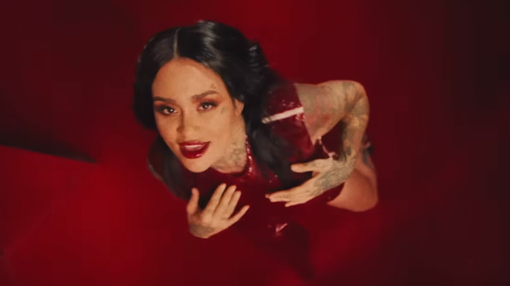 purecharts's tweet photo. .@Kehlani laisse ses fantasmes se matérialiser dans le clip sensuel #UpAtNight https://t.co/qYnmcPfoON https://t.co/g1A5v1X00H