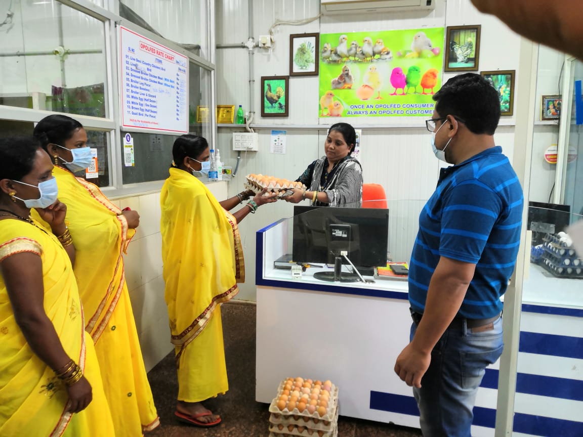 opolfed's tweet photo. The members of Maa Thakurani WSHG, Kotpad, #Koraput Dist. selling their poultry eggs  through #OPOLFED CHICKEN FRESH OUTLET, #Jeypore. 

We have always believed in our vision to help in establishing Poultry Co-operatives in #Odisha

@CMO_Odisha @dmkoraput  @farddept https://t.co/cgY7WdYzSN