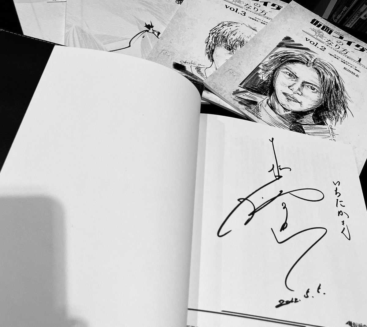 仮面ライダーナイト/松田悟志さんの直筆サインをipadと書籍に頂けました…震えてます 最高です 宝物です…! 
