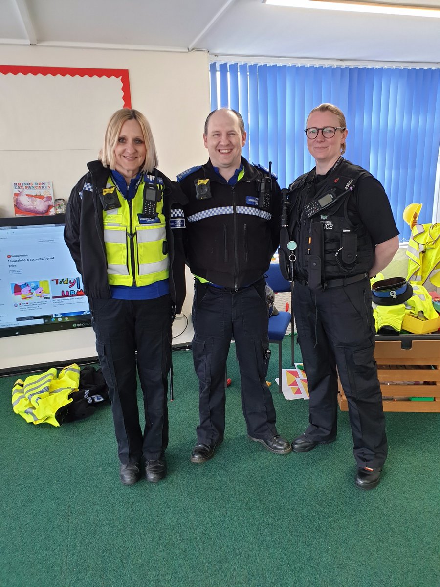 MoorlandsPolice's tweet photo. This morning PCSO's Naylor and Nowicki were joined by DC Pendleton as we spoke to the children at #Forsbrook Nursery School. We told the children about how we can help them and the uniform we wear, and showed them around our police vehicle. #PeopleThatHelpUs #MoorlandsPolice https://t.co/y8euoPnhq4