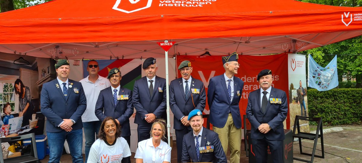 POL_JHeuts's tweet photo. Vandaag present in Wageningen op het bevrijdingsfestival, samen met diverse veteranen vanuit het #Veteraneninstituut praten we met festivalbezoekers over onze tijd bij @Defensie en onze uitzendingen in oorlogsgebied.
#veteranen #Junushof #fantastischegesprekken https://t.co/X9cmzShi6o
