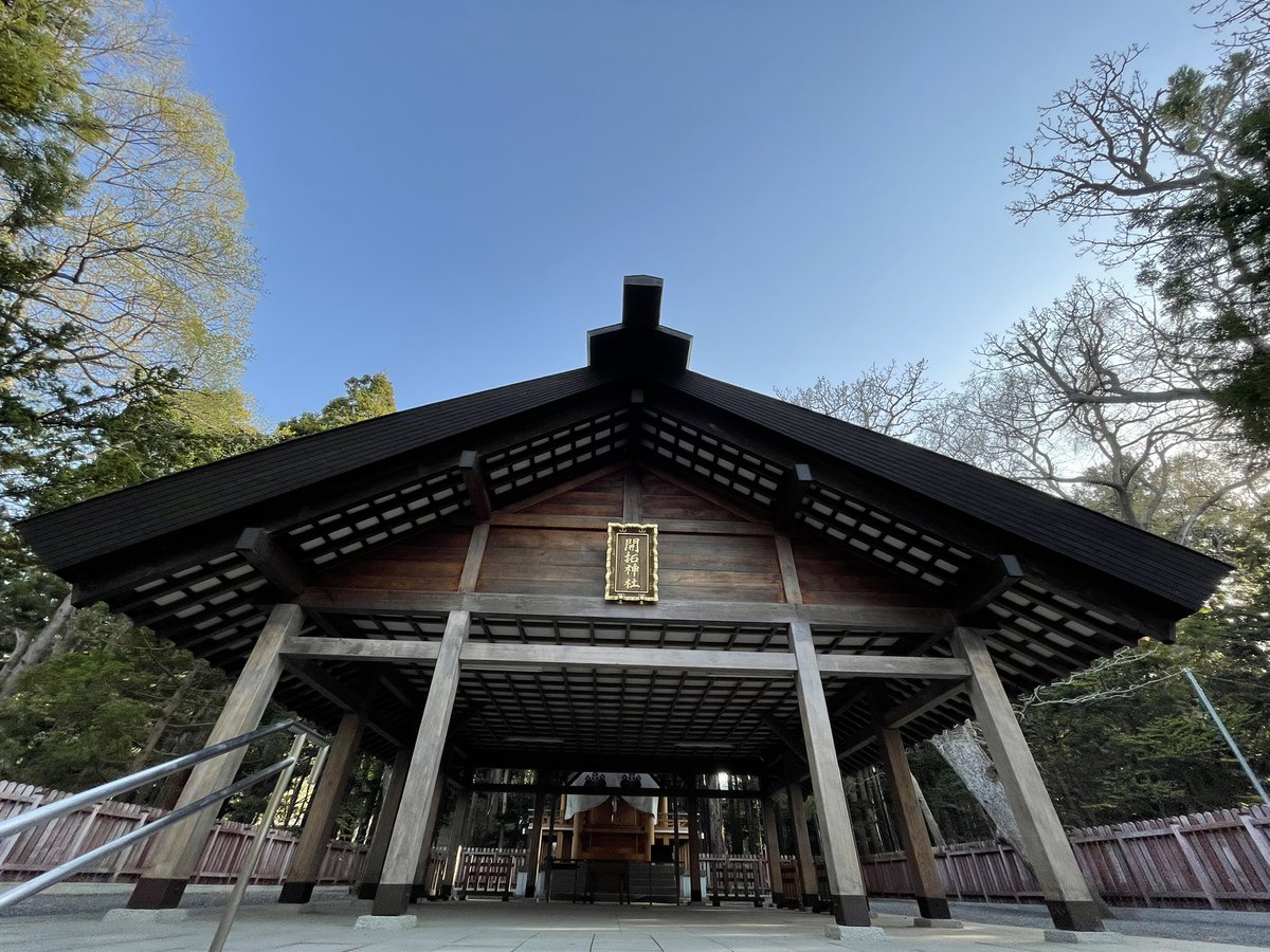 ako1631's tweet photo. 北海道神��⛩

桜は散り始めても雪は解けず。
そして、また花は咲く🌷

どんな時も、花はいいね😊

#北海道神宮
#開拓神社
#桜散る
#残雪
#チューリップ
#花のある風景 https://t.co/MSbuSGrSGs