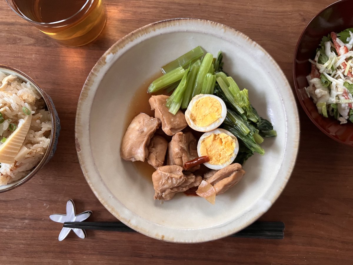 rcampbelltokyo's tweet photo. 筍ご飯！初モノに黒酢で仕上げた中華風鶏肉の煮物と卵、小松菜、根セロリとツナのサラダでさっぱりと。お代わりは煮物の汁をぶっかけて掻っ込むことの幸せなことよ笑 https://t.co/jmYCyi6yEg