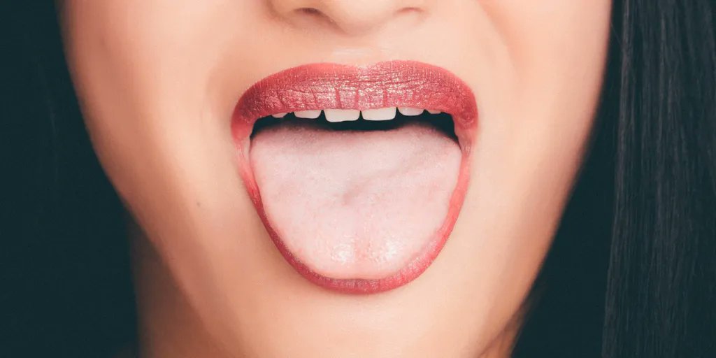 👅 Limpiar la #lengua debería formar parte de nuestra #higienebucal diaria. Y ¿por qué? Reduce el mal aliento y evita la halitosis, elimina las bacterias y mejora el sentido del gusto. Y tú ¿normalmente te limpias la lengua? #saludbucodental #SilviaCasasRosalia #cuidadodental