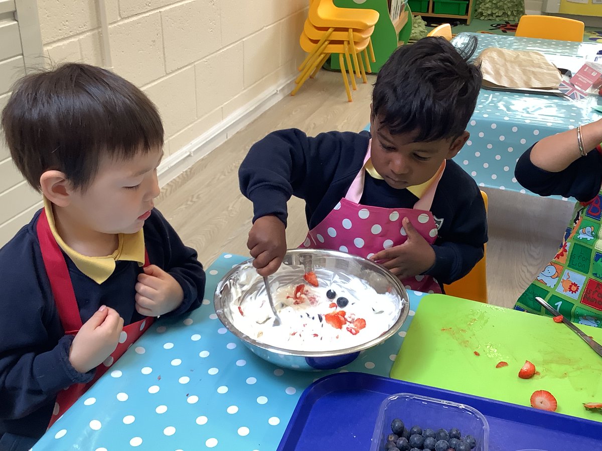 StainesPrepNurs's tweet photo. #StainesPrepSunflowers have really enjoyed making yogurt bark this week #StainesPrepShare https://t.co/Tvms5nmJpL