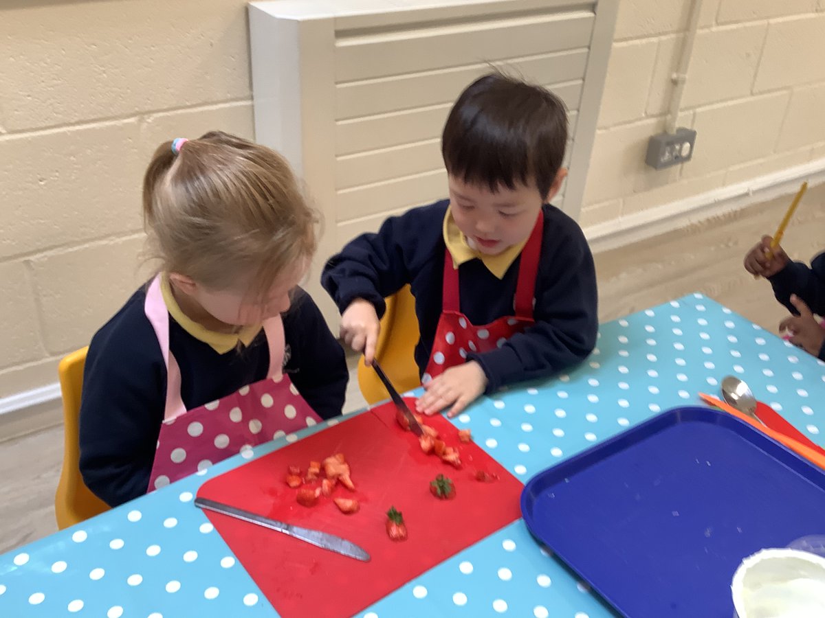 StainesPrepNurs's tweet photo. #StainesPrepSunflowers have really enjoyed making yogurt bark this week #StainesPrepShare https://t.co/Tvms5nmJpL