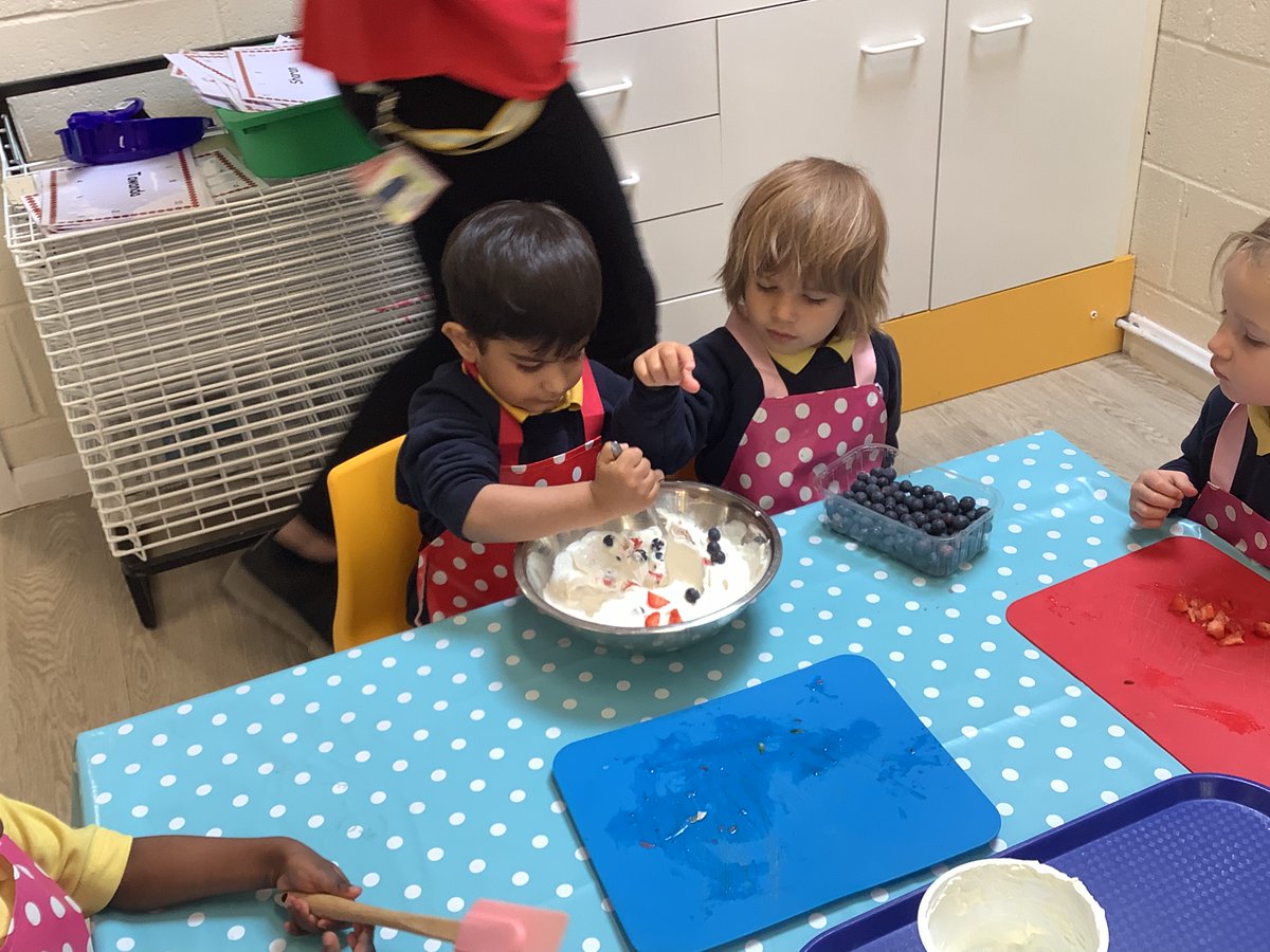 StainesPrepNurs's tweet photo. #StainesPrepSunflowers have really enjoyed making yogurt bark this week #StainesPrepShare https://t.co/Tvms5nmJpL