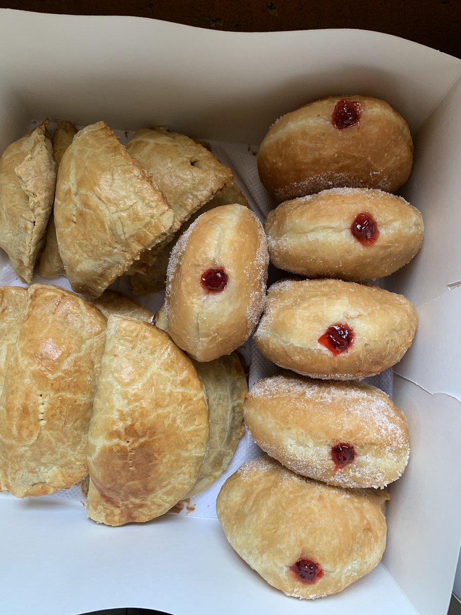 Doughnuts,meatpie and chickenpie😍🤤
Available to take your orders.
Delivery within Lagos and some part of ogun state
Please retweet my customers are on your Tl 🙏🏾