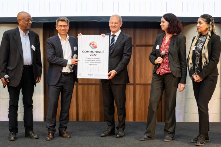 Welthungerhilfe's tweet photo. Zivilgesellschaftliche Organisationen aus 40 Ländern haben Forderungen an die @G7 #G7GER formuliert. @MathiasMogge, Generalsekretär der Welthungerhilfe und Vorsitzender von @venro_eV, hat das Papier mit @Dooorie, @Emilia_Equidad &amp; @DerejeAlemay an @Bundeskanzler Scholz übergeben. https://t.co/hDi1KFsRKc