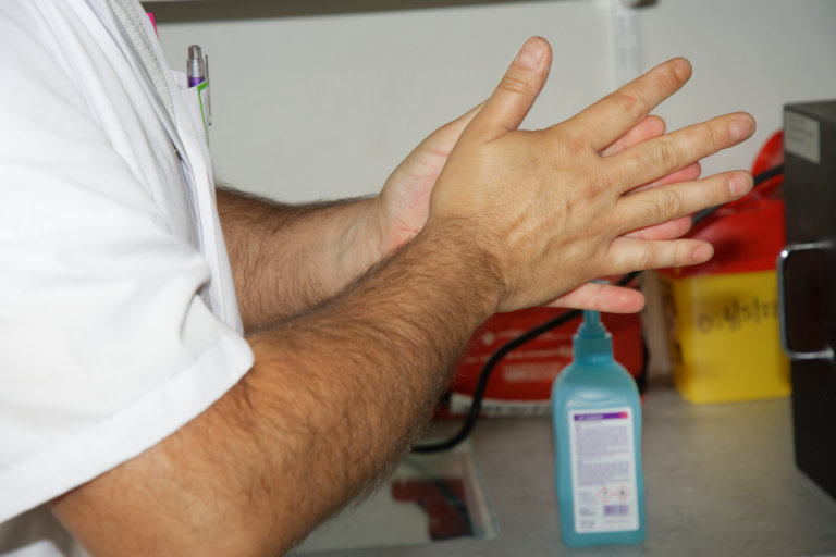 CHLaborit's tweet photo. A l'occasion de la Journée mondiale de l'hygiène des mains, l’Équipe opérationnelle d'hygiène hospitalière #eohh #Laborit propose des actions de sensibilisation dans les services pour les équipes soignantes !
#slogan "Unis pour la sécurité: nettoyez vos mains" #hygienedesmains https://t.co/4Xtkb9kU4q