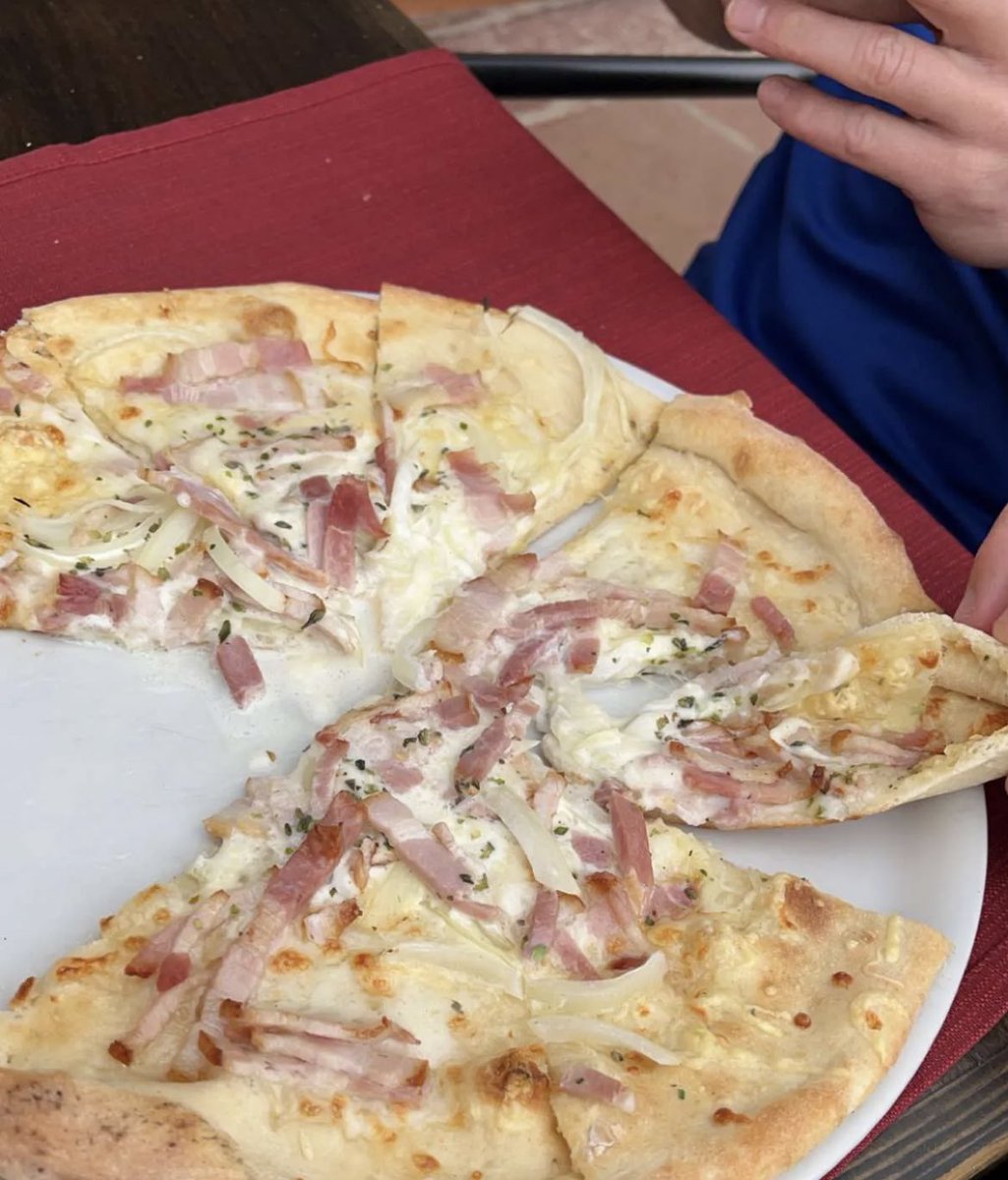 118beny's tweet photo. Reporting live from Spain with this carbonara pizza. https://t.co/OyFfUGSvzx