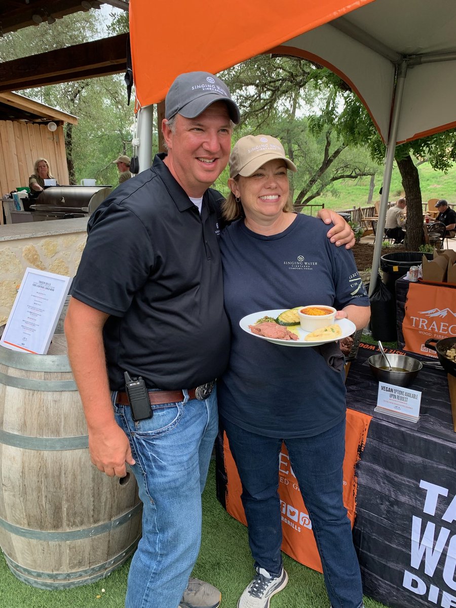DivaQBBQ's tweet photo. The owners of ⁦@SingingWaterVin⁩ are so incredibly lovely. It has been a pleasure to be here ! https://t.co/Rcmdi90Rsr