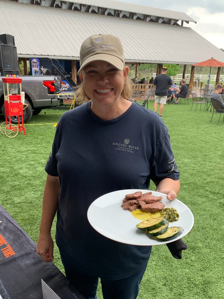 DivaQBBQ's tweet photo. The owners of ⁦@SingingWaterVin⁩ are so incredibly lovely. It has been a pleasure to be here ! https://t.co/Rcmdi90Rsr