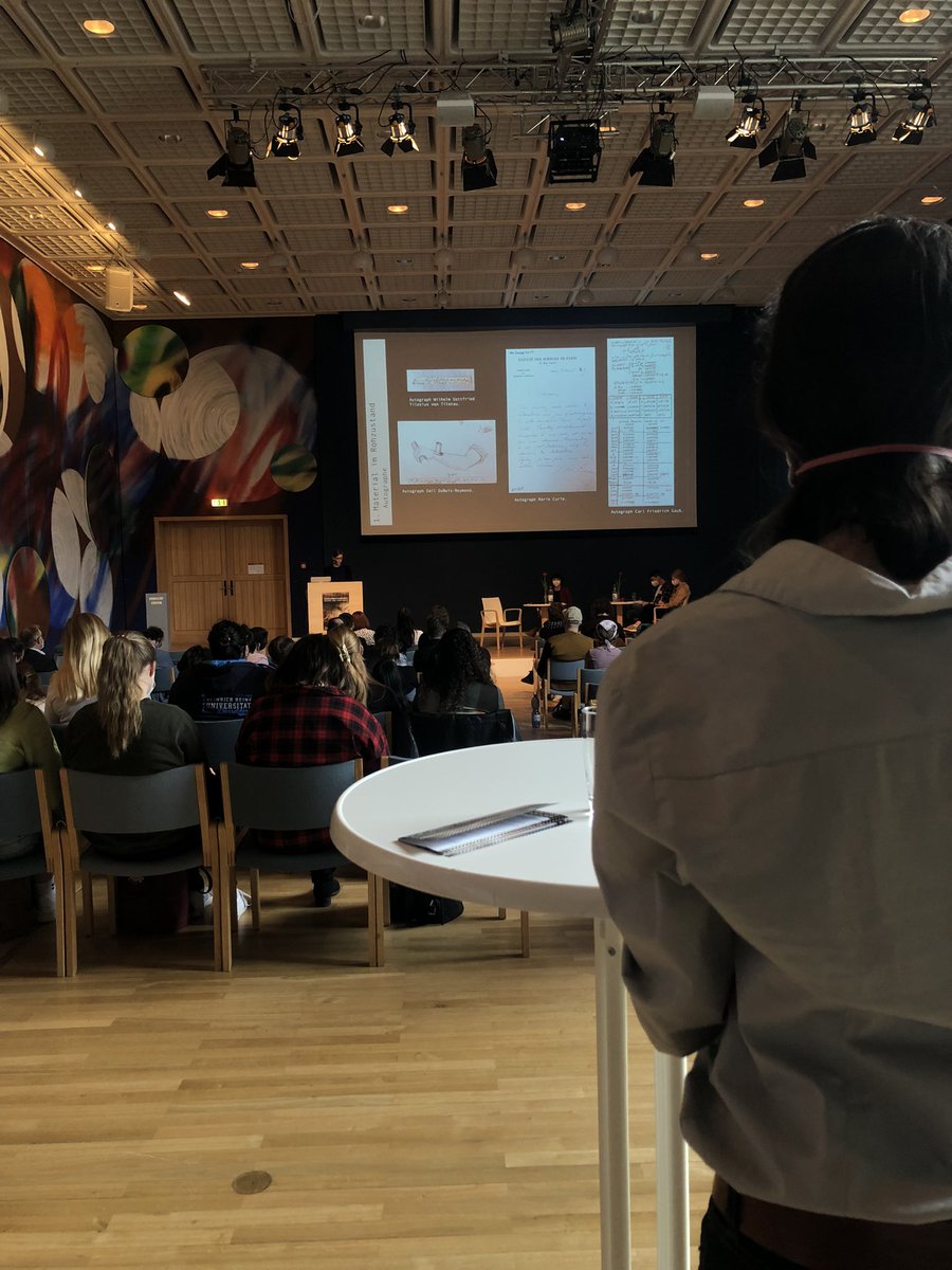 Im Bochumer Kunstmuseum findet gerade die Tagung #dokumentwerden des Graduiertenkollegs <a href="/Das_Dok/">Das Dokumentarische</a> statt! Wir freuen uns auf viele spannende Vorträge und Diskussionen in einer ganz tollen Location 🎉