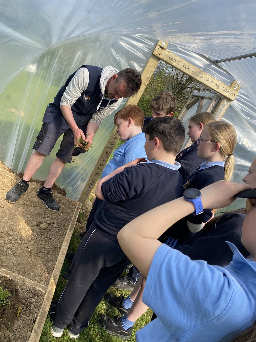 MrsByrneBNS's tweet photo. Fergal from @GlanbiaPlc gave our @GreenSchoolsIre team great tips too on planting and looking after our Incredible Edibles in the polytunnel too! @RathnureNS @lhorerns @MsOConnorRNS @AgriAware 🥕 🥔  🍓 lettuce https://t.co/0wBlWpJ5Cb