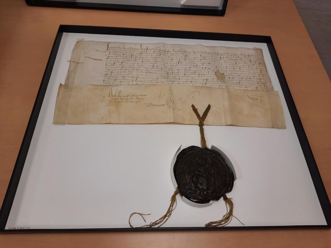 CollegeCasteret's tweet photo. Passionnante visite des 5e aux archives dptales. Études de sceaux, dont celui de François 1er datant de 1515. Des élèves très impliqués, félicités par les animateurs 👏 #PEAC #patrimoine #Charente https://t.co/3DMElfgKxm