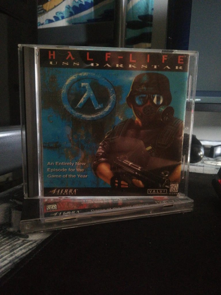 Multiplayer_TV's tweet photo. 🕹 #MultiplayerRetro'da bugün, USS Darkstar moduyla basılmış bu Half-Life kopyası var. 💎 https://t.co/XHkQvr2zBM