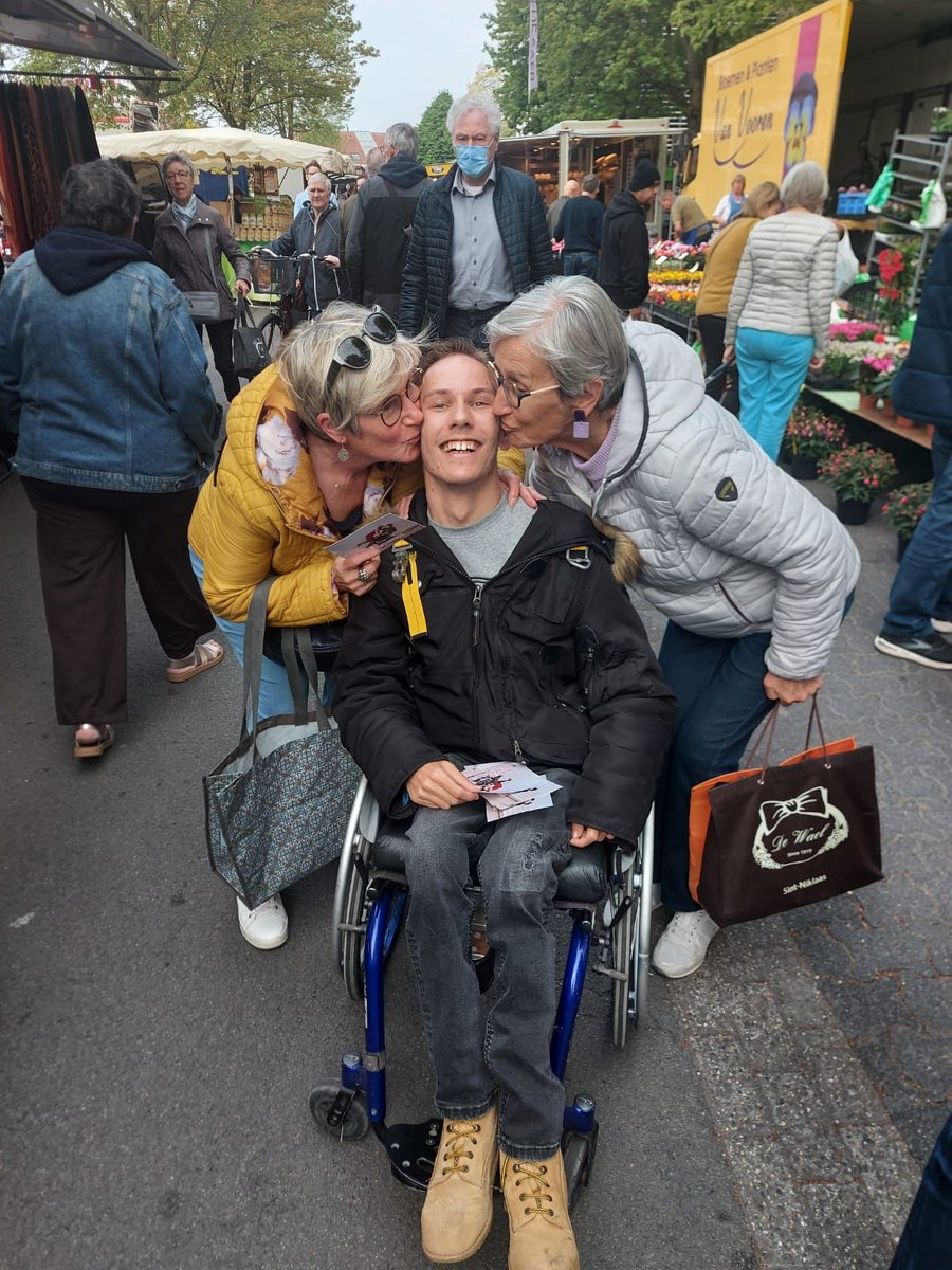 OnafhankelijkL's tweet photo. Geslaagde straatactie van onze ambassadeurs in @stadsintniklaas naar aanleiding van #independentlivingday! 💪 Ze gingen er in gesprek met de marktbezoekers, er was veel liefde en affectie 🥰 Vooruit-voorzitter @conner_rousseau  kwam ook op bezoek! #5mei https://t.co/CQf930of0l https://t.co/NzyXihS6Q4