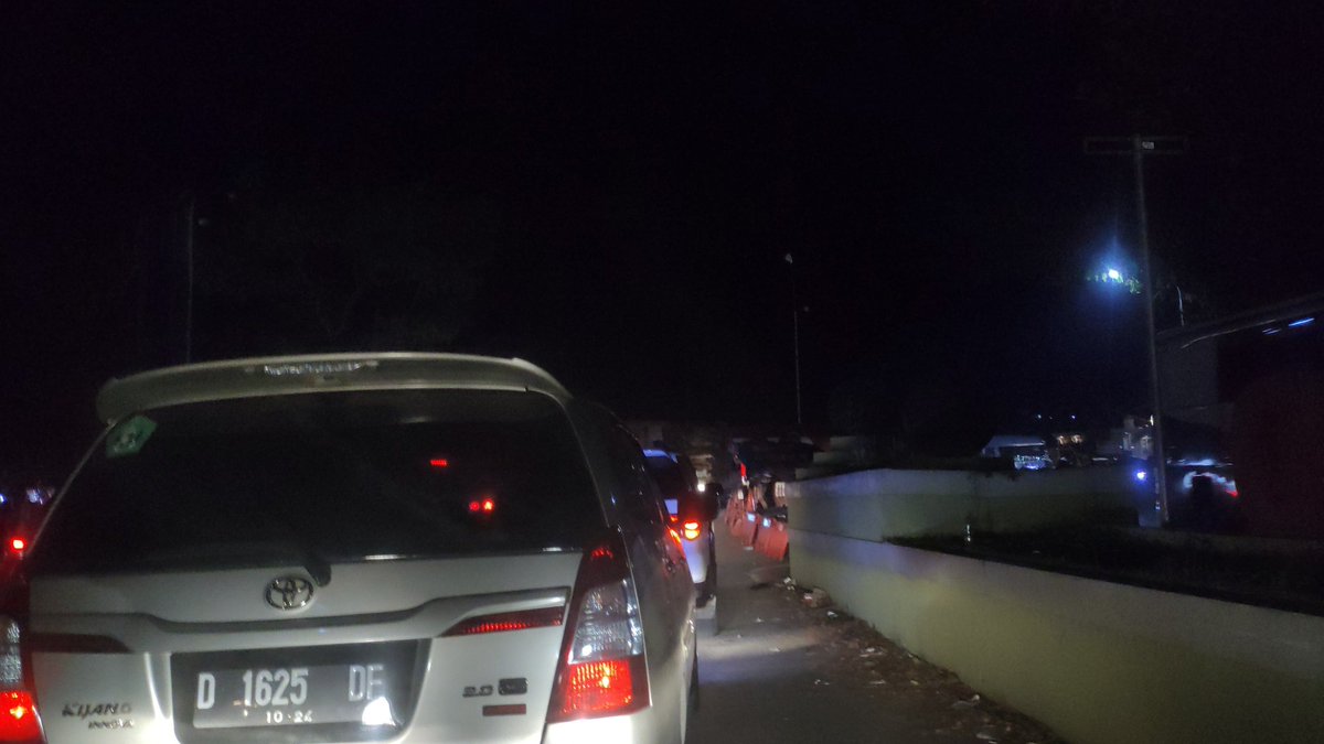 kanguwes's tweet photo. Belokan warung peuteuy, macet dari arah jalan Prof KH Anwar Musadad. Sudah 30 menit tidak diberi kesempatan belok kanan.
@tmclantasgarut 
@PRFMnews 
@ElshintaBandung 
@DakwahPos https://t.co/sZVIaLs9BU
