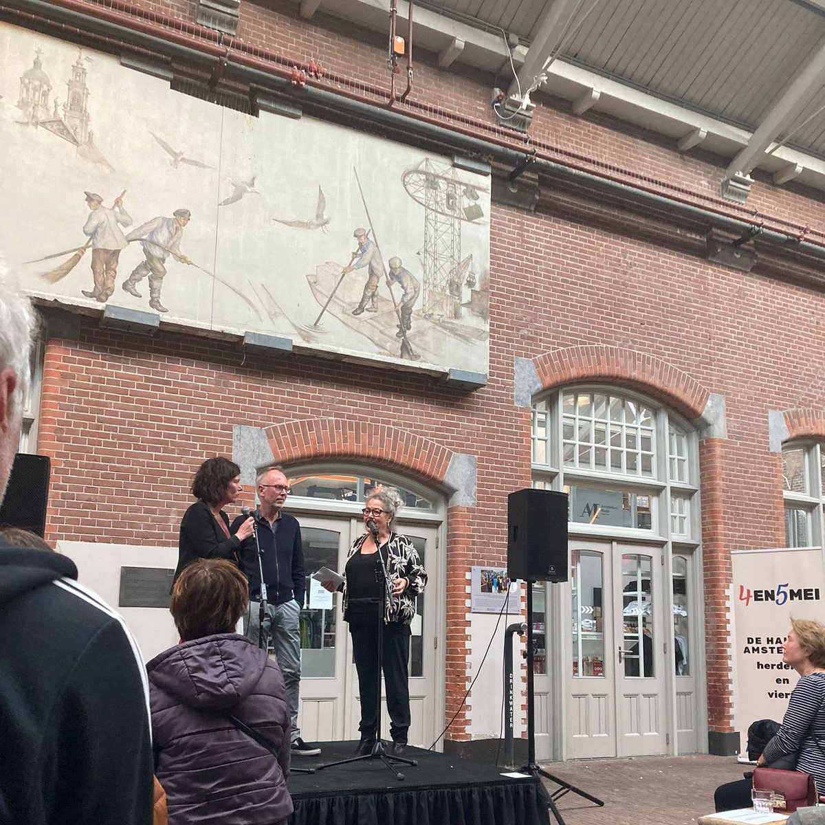 NienkeAMS's tweet photo. Met Eva Smit en Harmen Bockma in gesprek over de oorlog, verzet en onderduiken en het Oud-West van na de oorlog.
Laten we niet vergeten hoe kwetsbaar leven en vrijheid is.
Dank Eva voor het delen van je verhaal en dank aan het #4en5meicomite #oudwest #dehallen https://t.co/qFnYEJw3d9