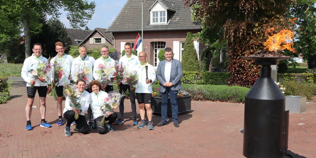 gempeelenmaas's tweet photo. 🕊️. De 8 lopers van atletiek Helden kwamen in de ochtend van 5 mei 2022, aan met het bevrijdingsvuur uit Wageningen. Wethouder John Timmermans ontving ze bij het Everlo-monument waar het bevrijdingsvuur werd aangestoken. #bevrijdingsvuur #peelenmaas https://t.co/eoC8u0jhzg