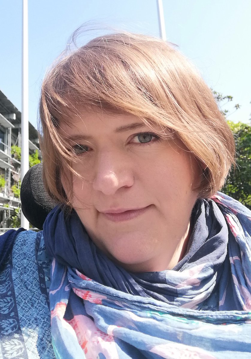 Ich erkläre momentan täglich, warum ich die Maske bei Besprechungen anlasse, dass meine Behinderung fortschreitend ist, ich liegend nicht mehr selbstst. atmen kann und Lungenentzündungen die Haupttodesursache für Menschen wie mich sind. Heute ist Protesttag und ich bin so müde.