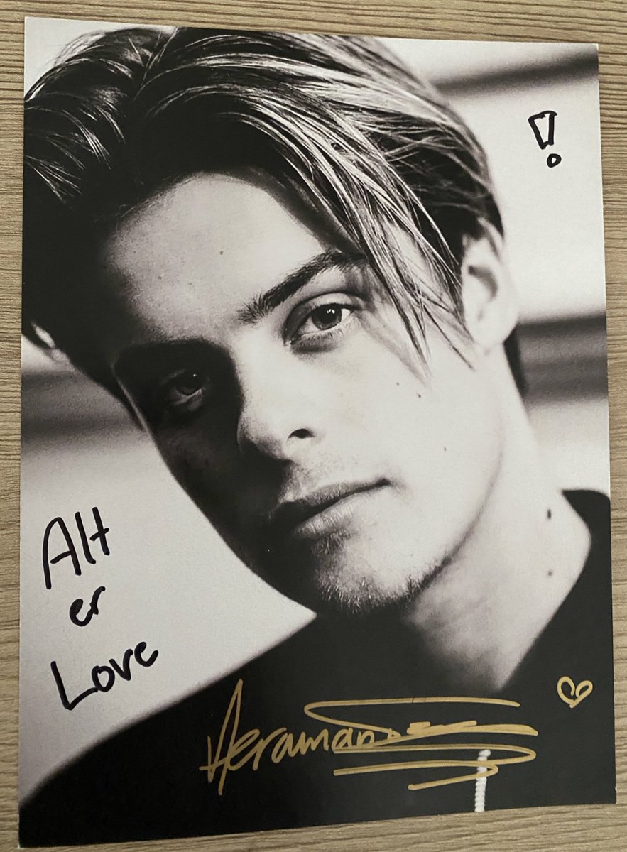 DreamitCon's tweet photo. #Autographwednesday (but on thursday ) Win an autograph from Herman! Follow us , RT the tweet and tag 2 friends! // Gagne un autographe d’Herman! Suis nous, RT le tweet et tague 2 amis https://t.co/3Jiph05ouD