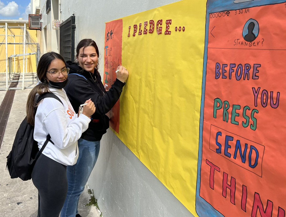 Cobras participating in Anti-Sexting Awareness Day and making their pledge during to think before they text and don’t sext! <a href="/miamischools/">MDCPS</a> <a href="/MDCPSCentral/">Central Region</a> #Anti-lSextingAwareness <a href="/SKrantz21/">Sharon Krantz</a>