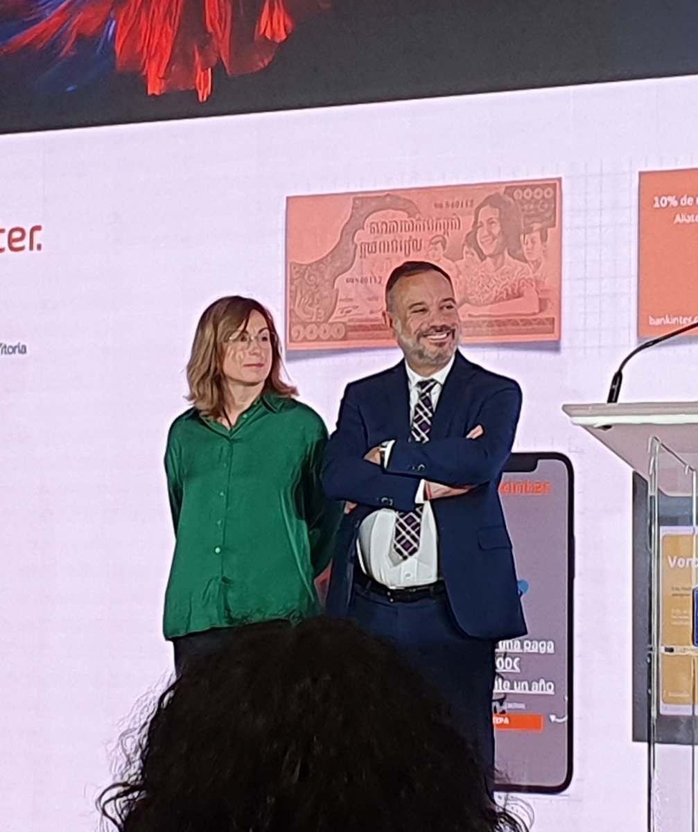 SCOPEN_es's tweet photo. Y hasta aquí el #SeminarioEficacia! 

Gracias @vocentoeventos @PremiosEficacia @dentsuXspain @Endesa @Vocento @IKEASpain @McCann_Spain @ecovidrio @newixmedia @cvacchiano @ElenaPrezdelMon  

Y enhorabuena a los ganadores del Programa Eficacia Universidades: alumnos de @ufvmadrid! https://t.co/dDxjyHAuIw