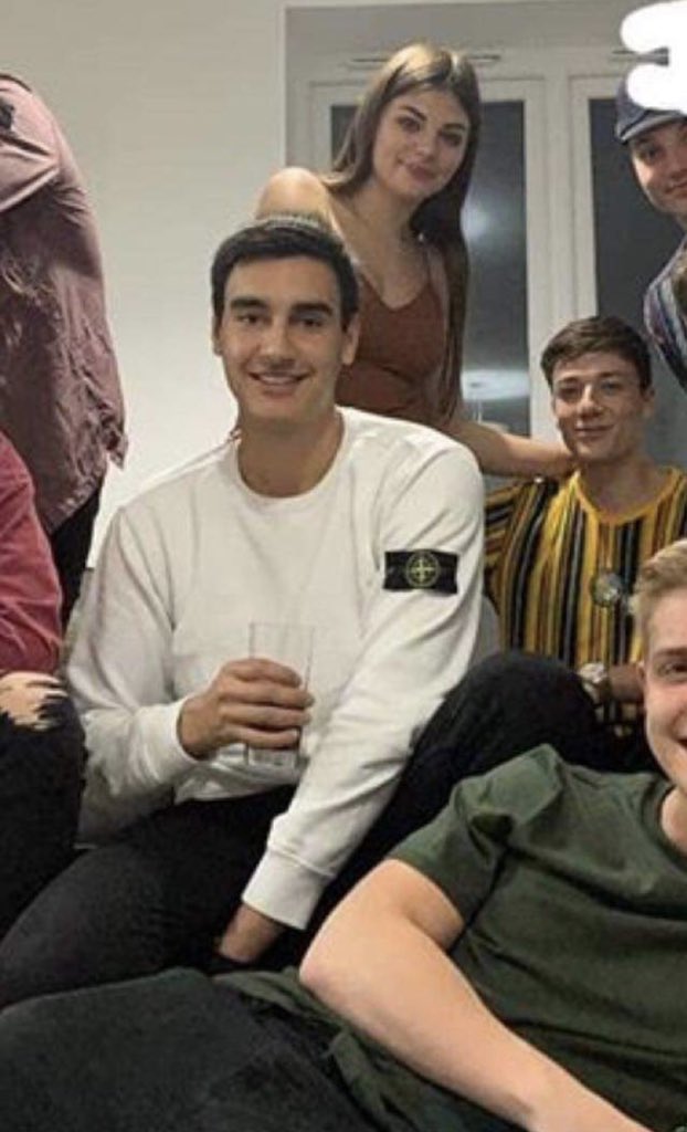badge_is_in's tweet photo. Textbook #badgein

Group photo so he tries to get away with a sly shoulder forward pose and executes it perfectly

Centre of the frame, centre of the badge. Get this in the dictionary for definition of #badgein

Loses marks for not showing off the drink, has to be a pint

9.1/10 https://t.co/UvaPlyfh7k